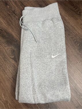 Nike Women’s high-waisted Phoenix Fleece grey joggers Size Medium like new